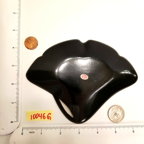 Japanese Lacquerware Gold and Black Lacquer over Wood Ginkgo Leaf Trinket Tray - Picture 3 of 7